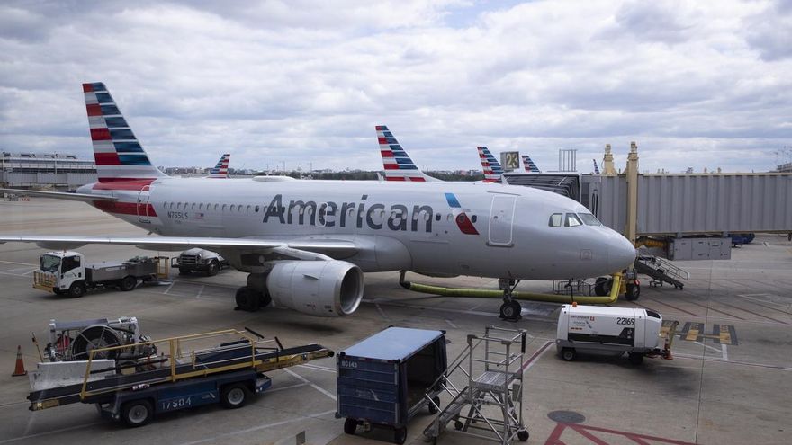 Vista de aviones de American Airlines parqueados en el Aeropuerto Ronald Reagan de Washington.