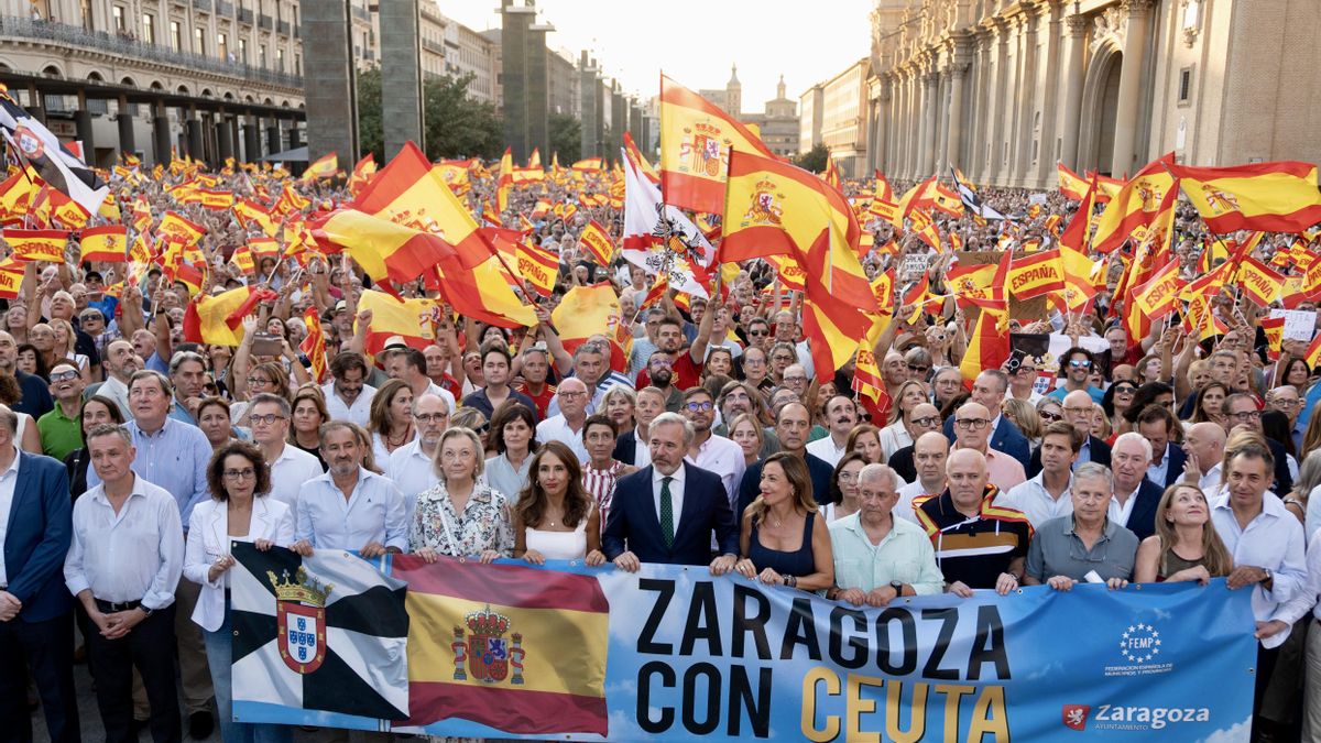 Jorge Azcón, Natalia Chueca, junto a otros cargos del PP y de Vox, en la cabecera de la manifestación por Ceuta.