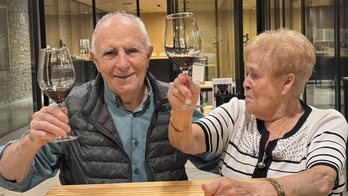 Pisando una bodega por primera vez a los 90 años: la aventura enológica de Valentina y Victoriano en La Rioja