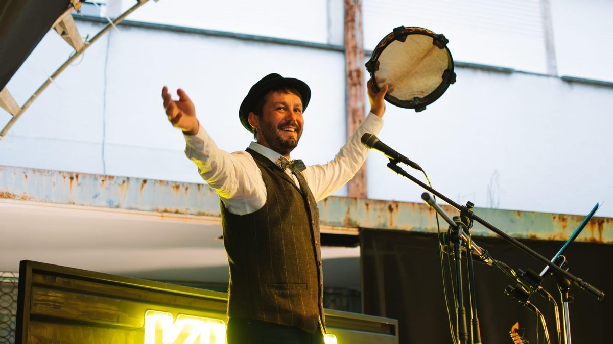 Nel Villanueva, el maestro de tradiciones que desempolvó las panderetas y el baile para reivindicar el orgullo asturiano