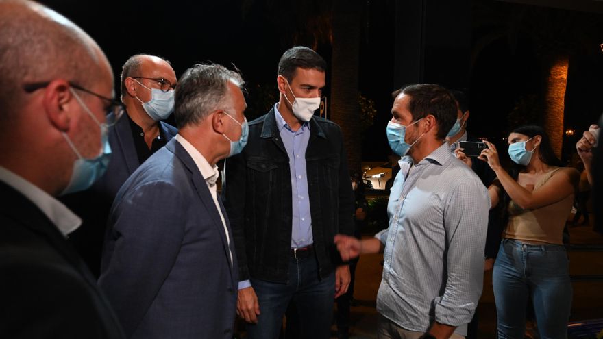 El jefe del Ejecutivo, Pedro Sánchez, junto al presidente canario, Ángel Víctor Torres, a su llegada a La Palma.