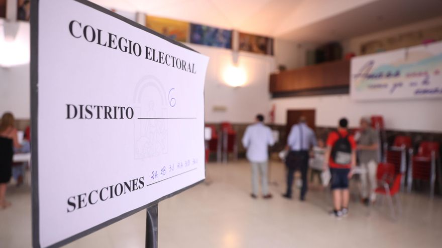 Colegio electoral constituido en Sevilla este 19 de junio de 2022 para las elecciones autonómicas