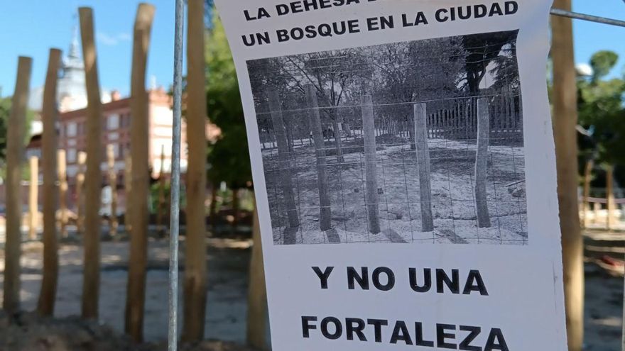 "¡Parque sí! ¡palitroques no!": vecinos de la Dehesa de la Villa se concentran contra un cercado de troncos en la zona infantil
