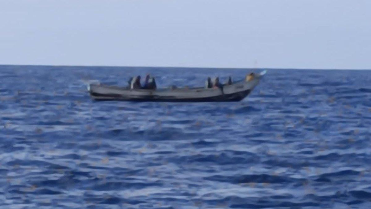 Cayuco avistado por el catamarán Montecristo este viernes con 16 personas a bordo, a unas cuatro millas de puerto Colón (Los Cristianos, Tenerife)