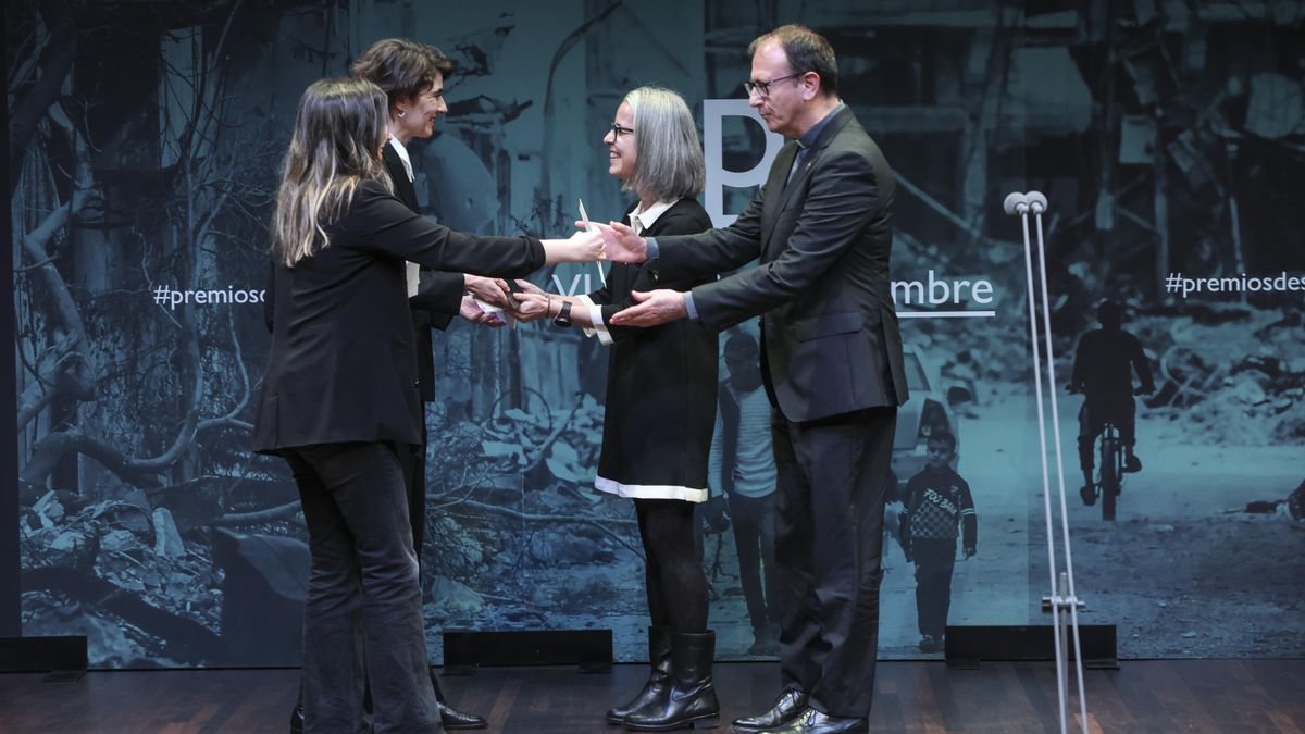 Mª Carmen de la Fuente Pérez, coordinadora de SJM, y Josep Buades Fuster, autor del informe CIE, ganadores del premio al mejor trabajo de documentación e investigación