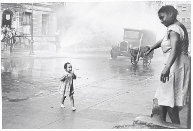 Una imagen tomada por Helen Levitt en New York en 1939.