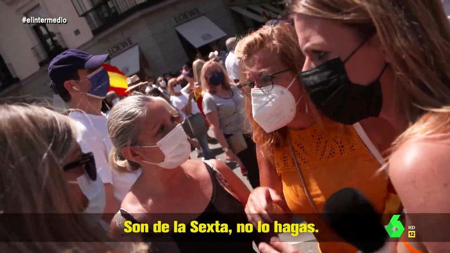 'El Intermedio' mostró el acoso a Andrea Ropero en la manifestación de Colón: "Son de laSexta, la mierda"