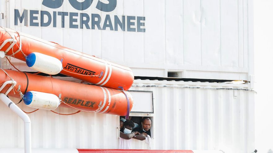 Unos 800 migrantes esperan puerto para desembarcar en tres barcos de ONG