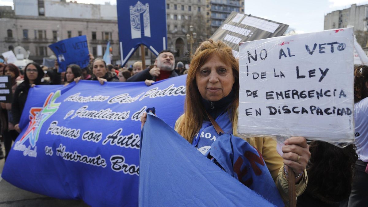 Convocatoria de las personas con discapacidad en las afueras del Congreso