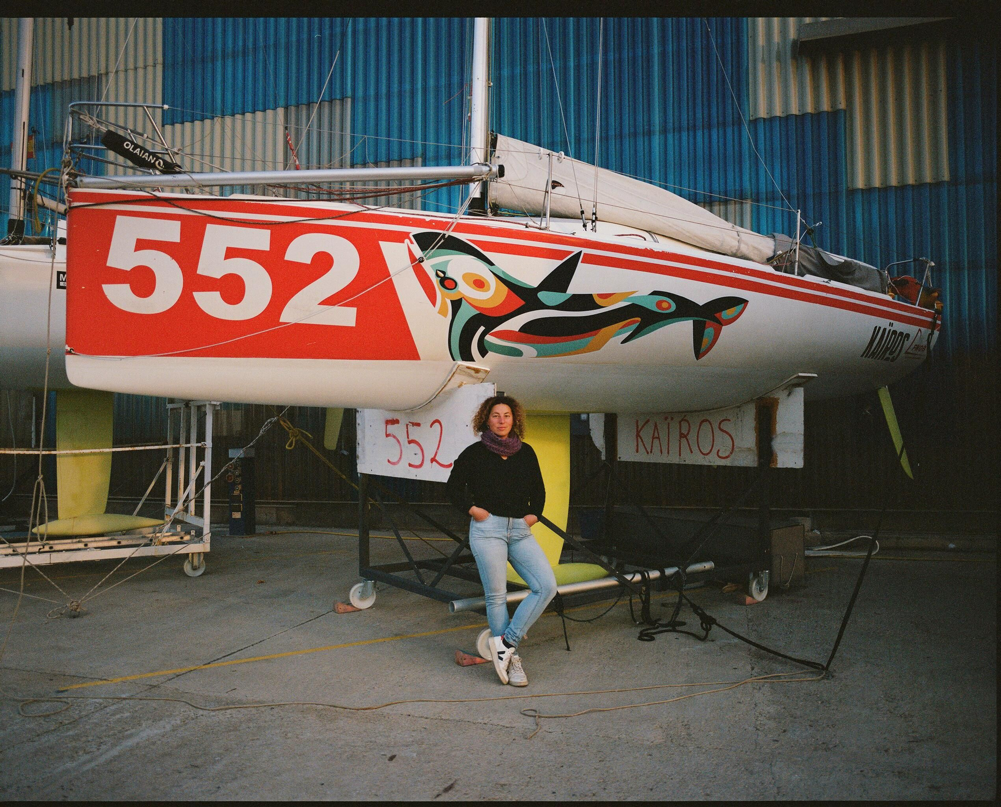 La tijarafera Djemila Tassin con su velero 'Kairos'. MICHELE CASAGRANDE