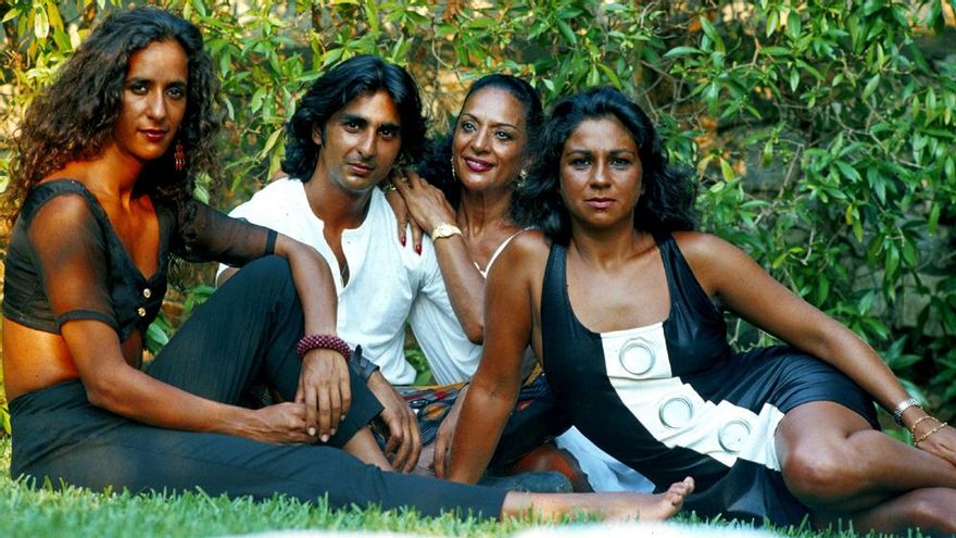 Lola Flores y sus tres hijos en 1990 (GTRES)