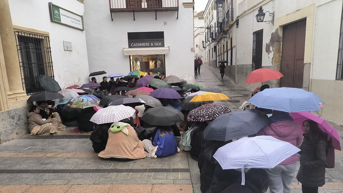 Una sentada pacífica denuncia la falta de calefacción en la Escuela Superior de Arte Dramático
