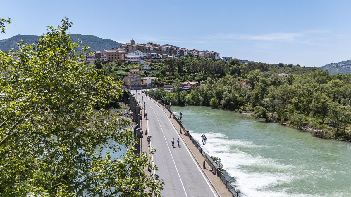 Puente sobre el río Aragón y Cáseda al fondo.