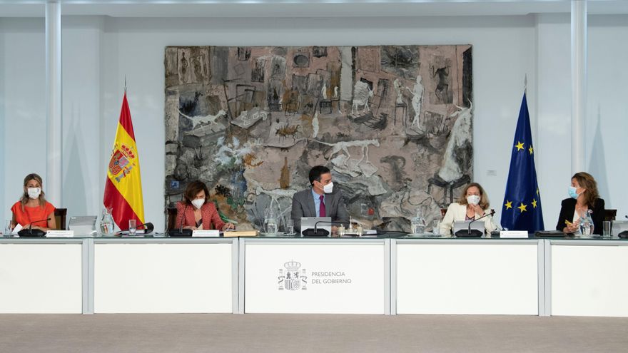 El presidente del Gobierno, Pedro Sánchez (c), preside la reunión del Consejo de Ministros en el Palacio de la Moncloa. (De izq a der) La ministra de Trabajo, Yolanda Díaz, la vicepresidenta primera, Carmen Calvo, Pedro Sánchez, y las ministras de Economía, Nadia Calviño, y de Transición Ecológica, Teresa Ribera. EFE/ Pool Moncloa/Borja Puig de la Bellacasa