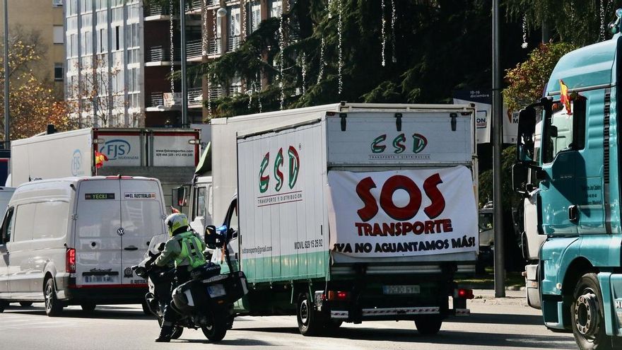 Varios camiones y furgonetas en las inmediaciones de Plaza de Castilla