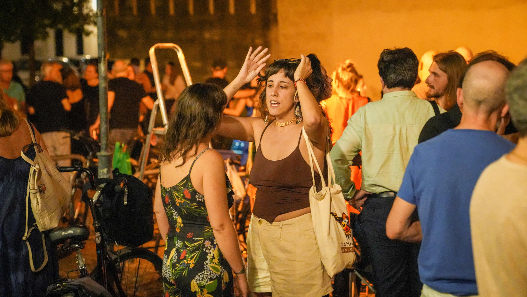 Concentración en defensa de los cines de verano, con la proyección de Un perro andaluz en la plaza de la Magdalena