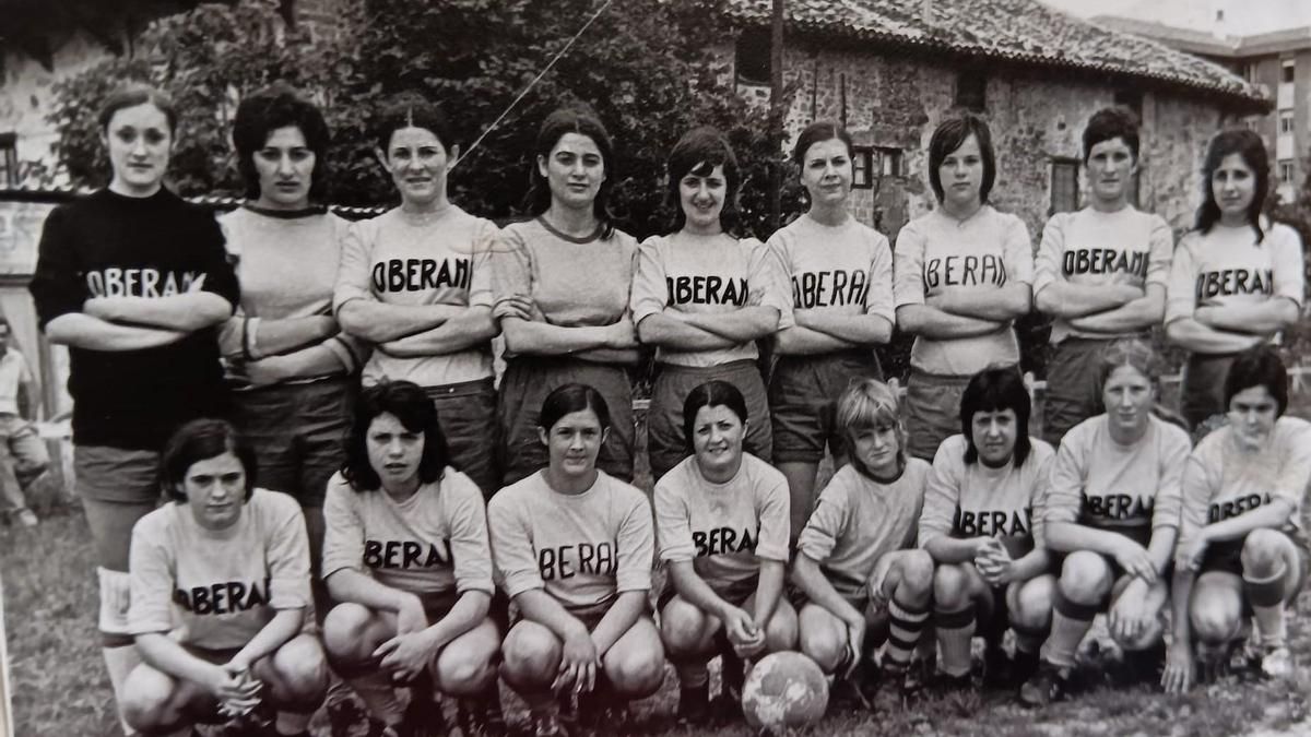 María José Rodríguez 'Pepa' (cuarta por la izquierda agachada), formando con en el equipo de fútbol Soberano de Arratia. 