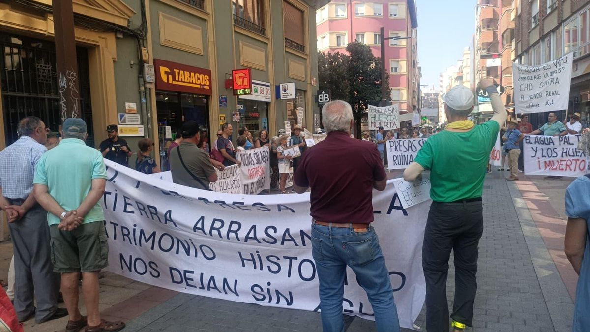 Manifestación ante la sede de CHD en León por la falta de agua en las huertas del Órbigo