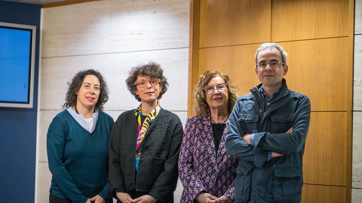 El Hospital San Pedro incorpora a personas con discapacidad como celadores de apoyo para guiar a los pacientes hasta su consulta