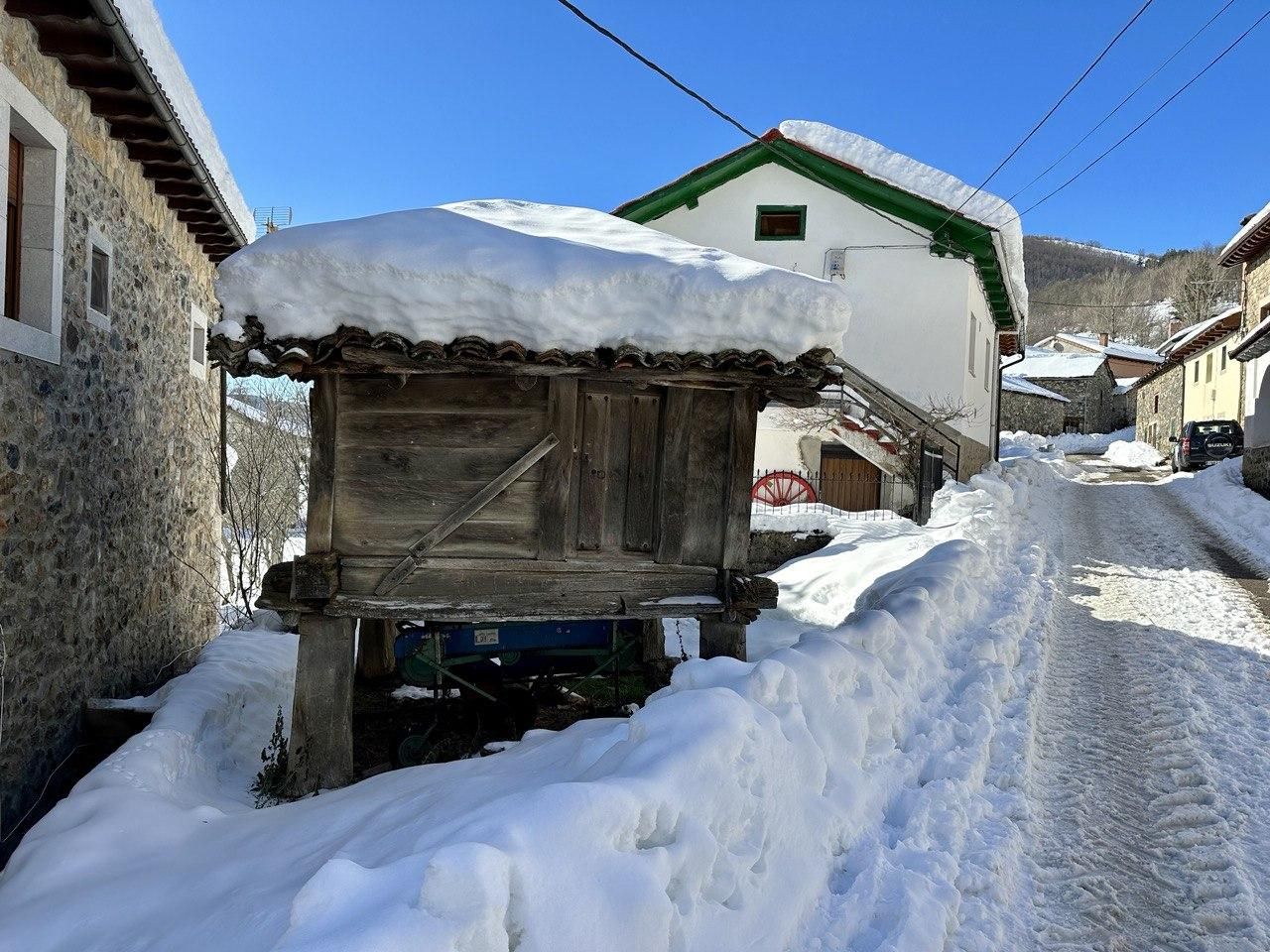 Un hórreo repleto de nieve.