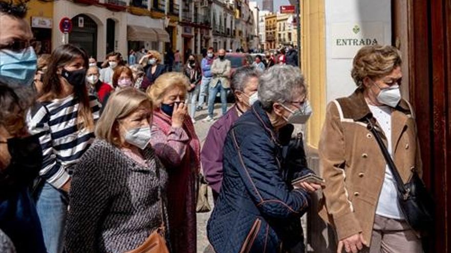La segunda Semana Santa pandémica de Sevilla: del posible cierre de iglesias por bullas a los cacharritos en el recinto de la Feria