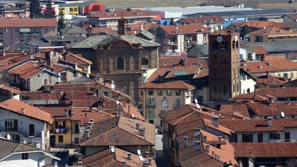 El pequeño pueblo medieval que alberga el único museo del mundo dedicado exclusivamente al arpa