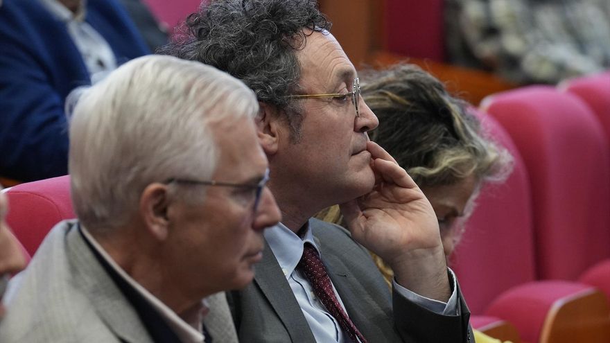 El exfiscal general del Estado Álvaro García Ortiz (c) y el juez Baltasar Garzón (i) durante una jornada sobre la sentencia del Supremo a García Ortiz en la Facultad de Derecho de la Universitat de Barcelona (UB), a 26 de febrero de 2026, en Barcelona, Catalunya (España). David Zorrakino / Europa Press