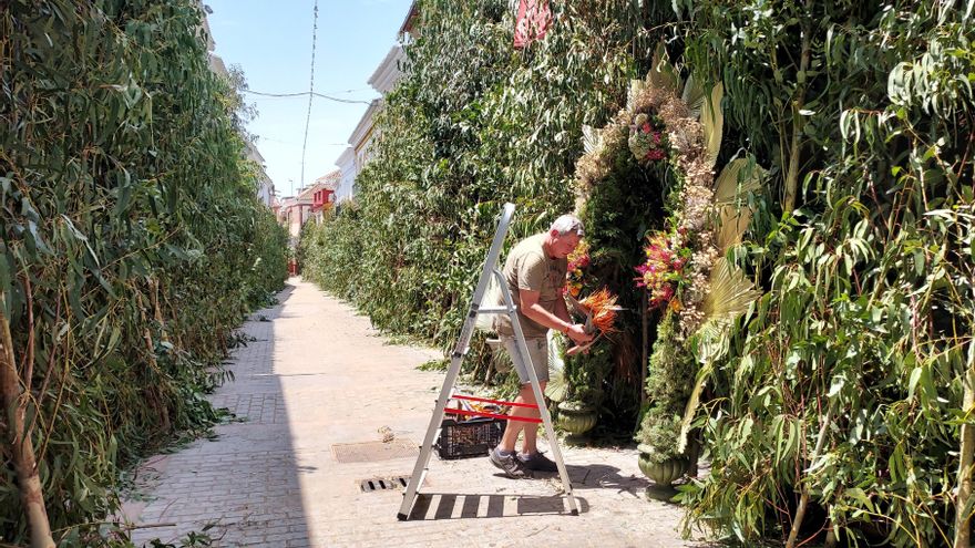 Hinojos, el pueblo que se viste de verde para recibir el Corpus