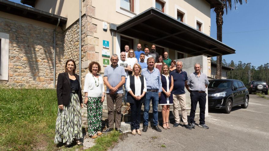 Foto de familia de la firma de contratos de 12 proyectos emprendedores en la Comarca Saja-Nansa