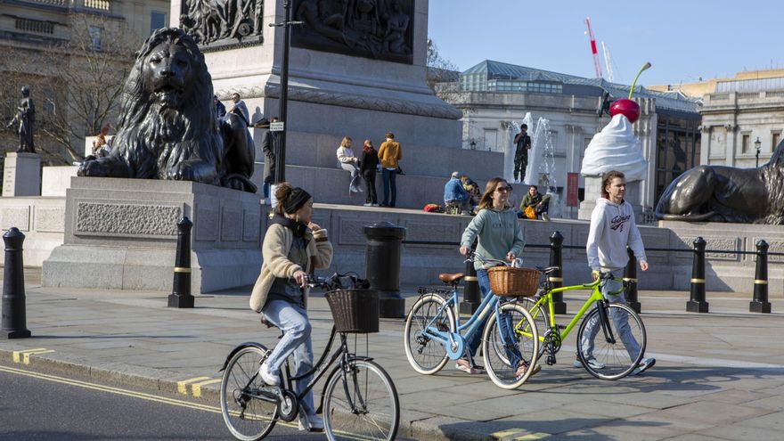 Personas paseando en Trafalgar Square, Londres.