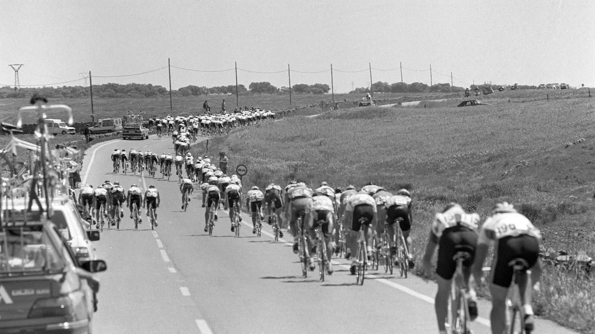 Pelotón en una etapa con abanicos de viento en la Vuelta Ciclista a España de 1991. 