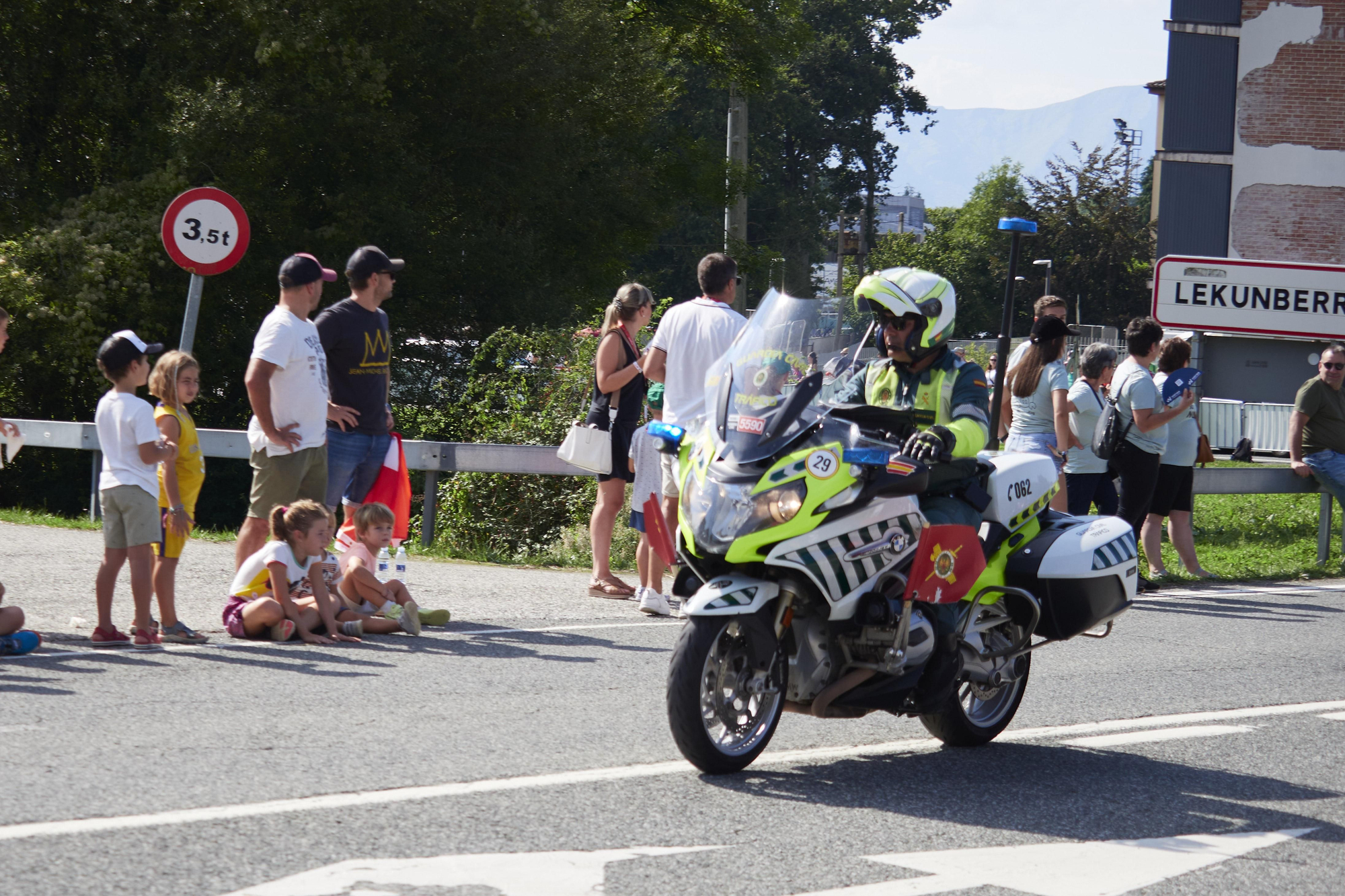 Una patrulla de la Guardia Civil de tráfico, durante la etapa entre Pamplona y Lekunberri.