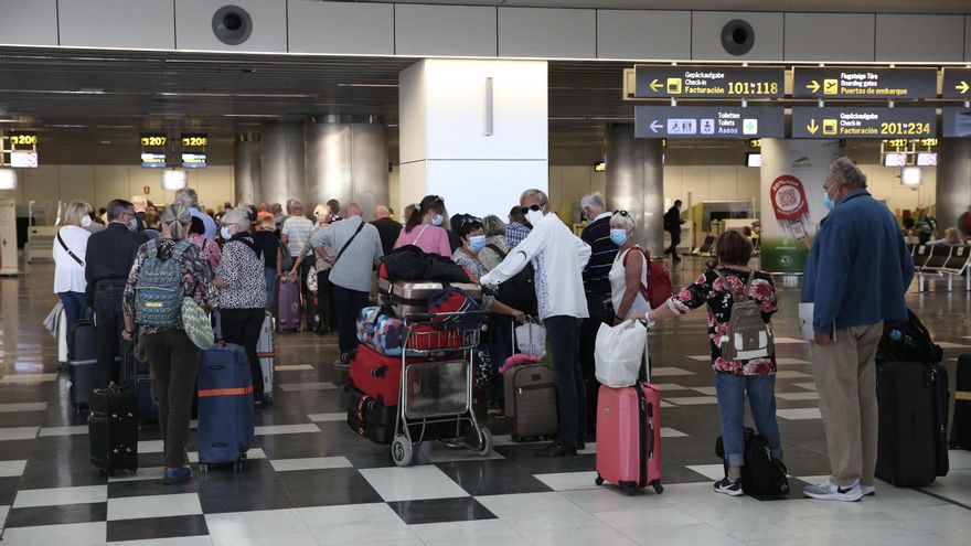 Aeropuerto de Gran Canaria unos días antes de Semana Santa. (ALEJANDRO RAMOS)