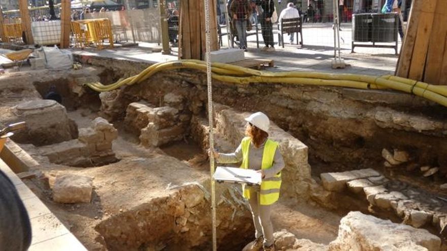 Arqueólogos en la Rambla de Barcelona: en busca de hallazgos del siglo XIV entre turistas y jubilados