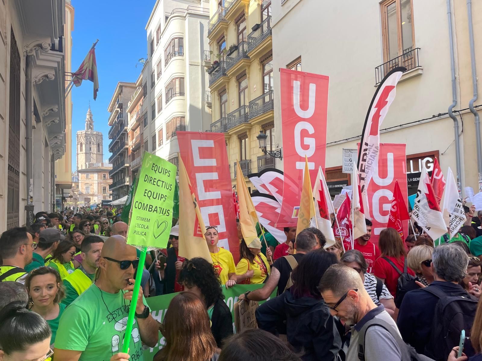 Protesta de los docentes en la calle Navellos, antes de la sesión de control en las Corts.