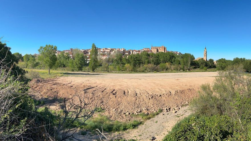 Hasta seis infracciones por arrasar sin permiso 4.000 metros de superficie forestal en zona inundable para un festival de música en Calahorra