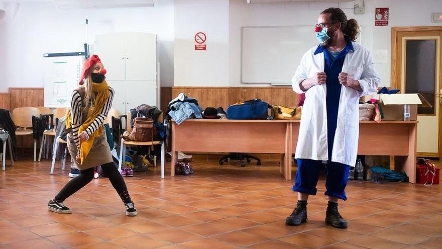 Empatía y payasos contra la tristeza pandémica: un proyecto pionero prepara la “inmersión” de artistas en hospitales y residencias