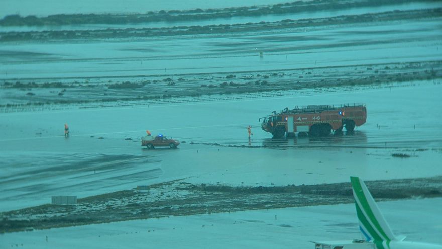 El aeropuerto de Gran Canaria recupera la normalidad tras quedar inoperativo por las lluvias