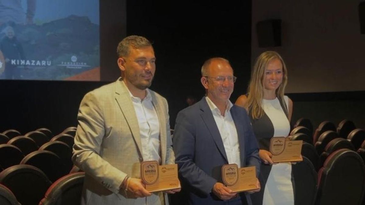 Yurguen Hernández, Sergio Rodríguez y Miriam Perestelo, con los galardones.