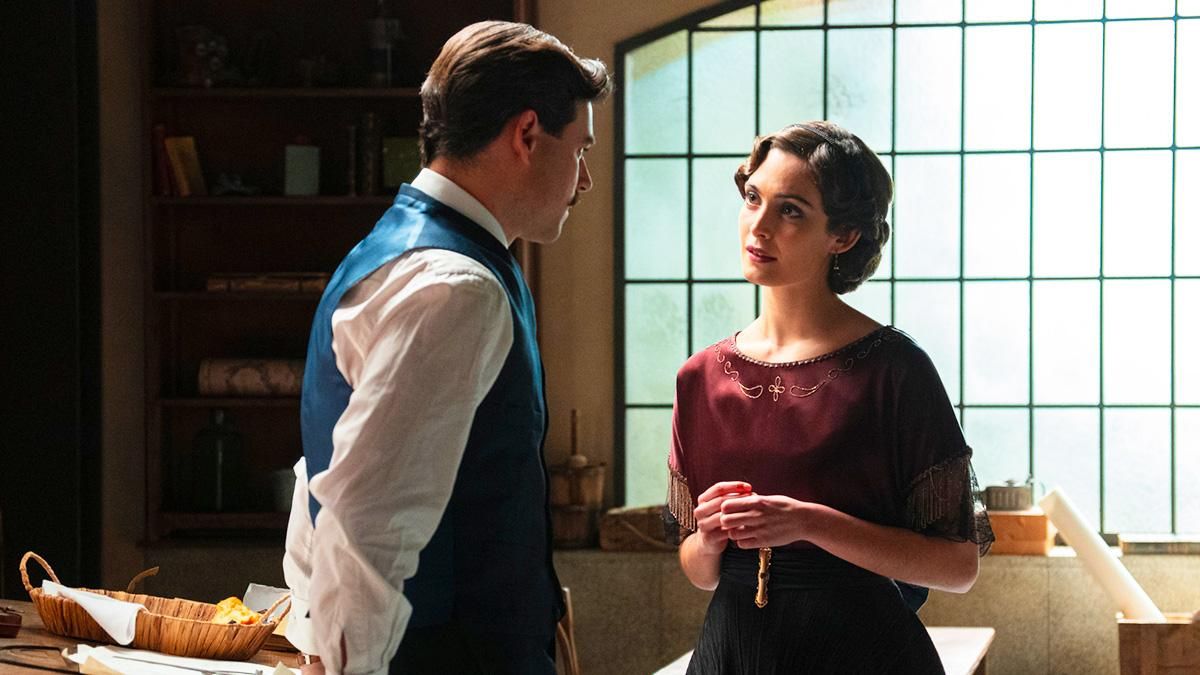 'La Promesa' avanza el deseado beso de Manuel y Julieta, el drama de Curro y una llegada inesperada esta semana en RTVE