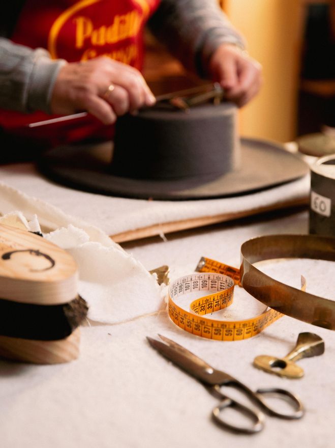 Hacer un sombrero a mano no entiende de los tiempos modernos de producción