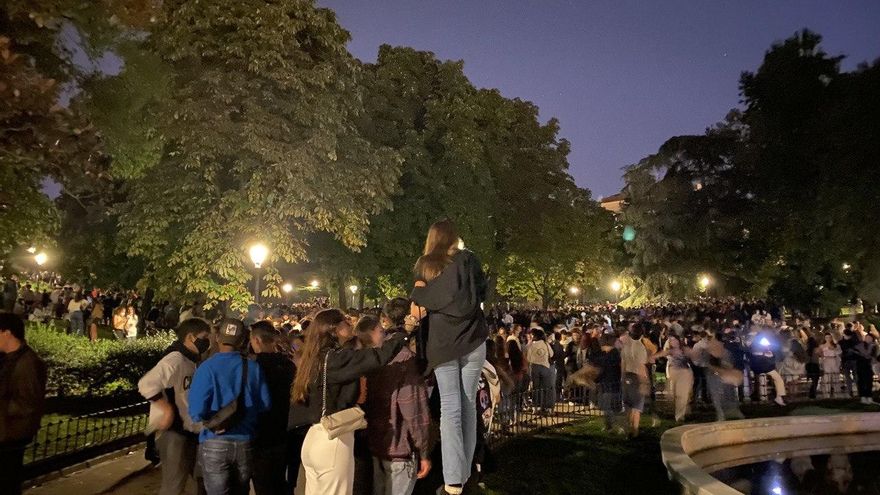 Miles de jóvenes celebran un macrobotellón en Madrid sin distancias ni mascarillas: "Hay que pasarlo bien"