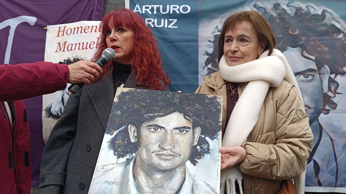 Olga Gutiérrez recibe un retrato realizado en memoria de Arturo Ruiz