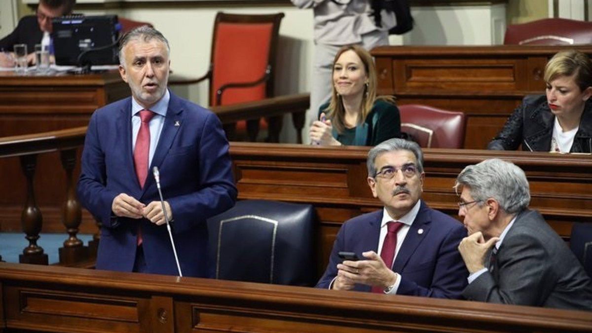 El presidente de Canarias, Ángel Víctor Torres (i), en el debate de aprobación del presupuesto