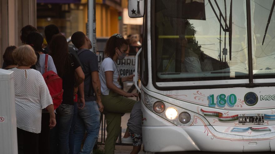 Cuáles son los sectores habilitados a usar el transporte público desde este viernes
