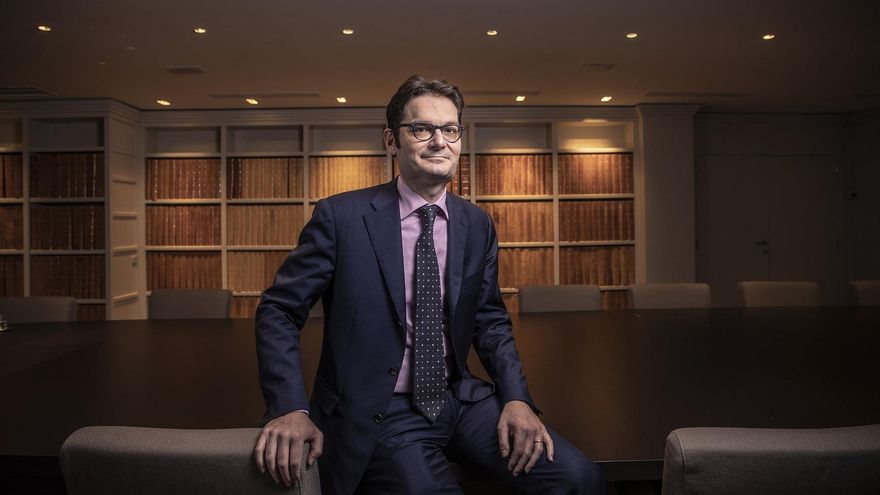 El presidente de Prisa irrumpe en Indra con un 4,1% del capital a una semana de la junta