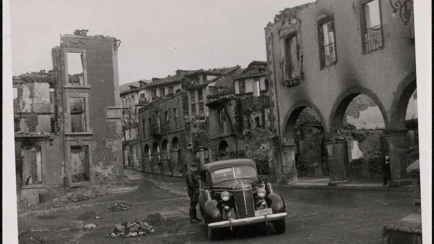 "Ciudad de Potes incendiada por los rojos en su fuga". Septiembre de 1937.