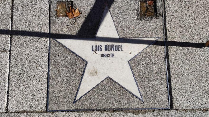 La estrella dedicada a Luis Buñuel no ha sido una de las cuatro arregladas, pese a que presenta un pequeño piquete.