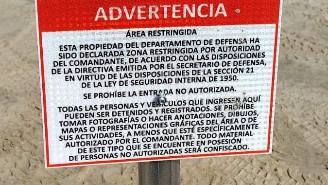 El cartel que colocó una empresa privada por orden de las autoridades de EEUU en territorio mexicano.