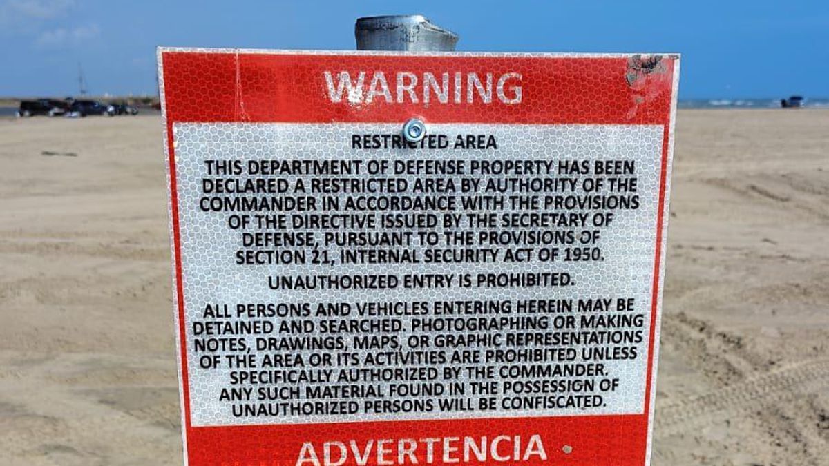 Un grupo de estadounidenses cruza ilegalmente la frontera de México para colocar señales de "zona restringida"